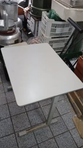 Mesa de estudo ou apoio ? aproximadamente 80 × 60 cm