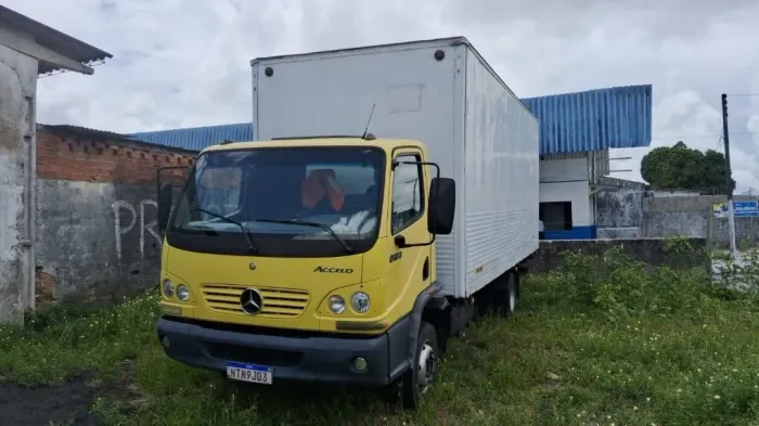 Caminhão baú -Acello Mercedes. 2010.