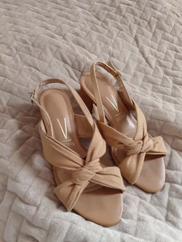 Sandália vizzano tam 34 (calça 35)