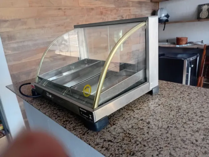 Estufa para salgados com três bandeijas