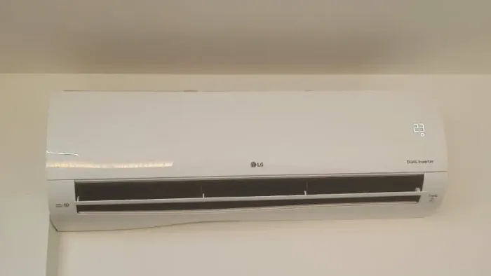 Ar condicionado 24.000 BTUS ( 1 LG e 1 Midea) - Seminovos - R$ 2.500,00 cada