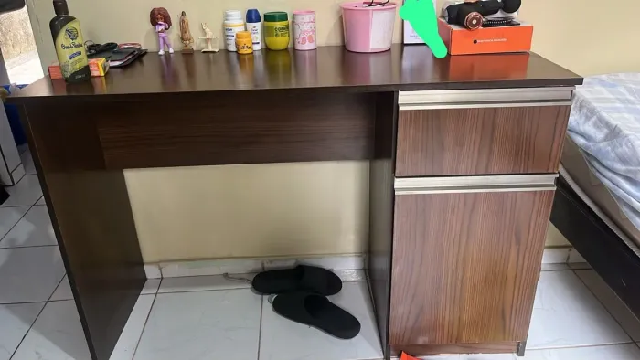 Mesa Escrivaninha com Gaveta e Armário - Madeira