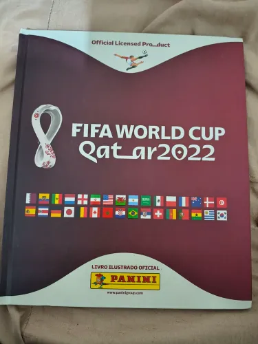 Álbum Copa do Mundo 2022 Capa Dura com figurinhas coladas