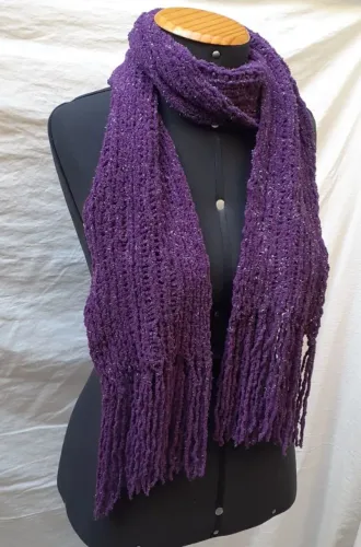 cachecol de tricô artesanal roxo c/franjas nas pontas