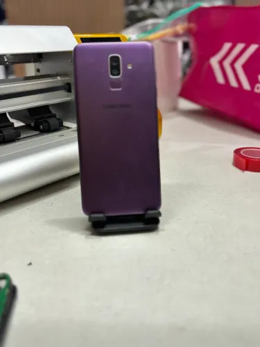 Celular j8