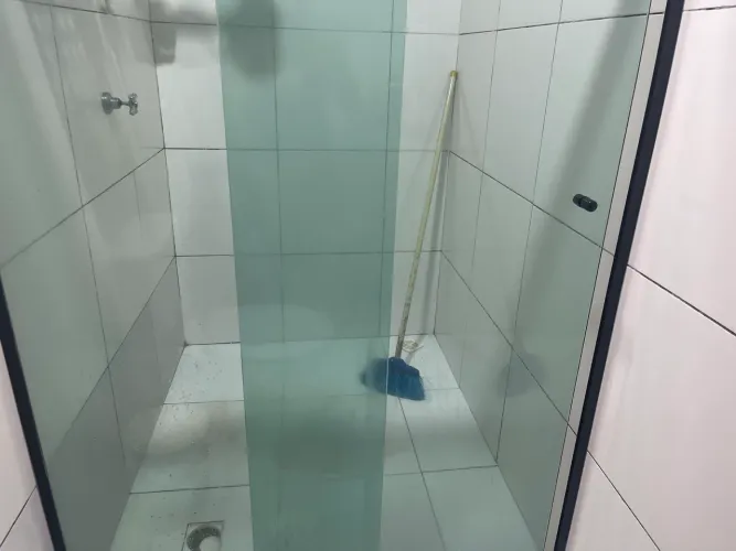 box pra banheiro usado ,bem conservado e vidro grosso .