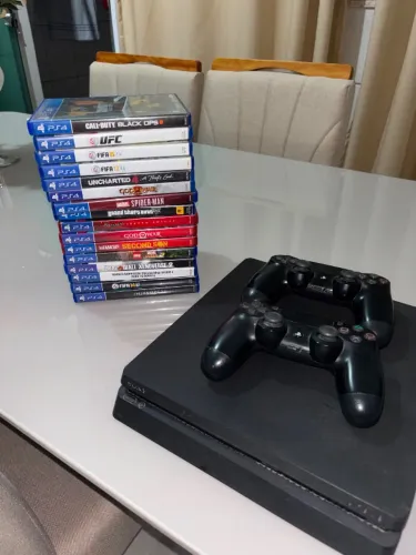 Ps4 slim 1TB de armazenamento, 2 controles e 16 jogos físicos.