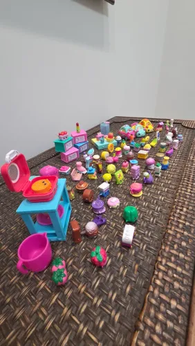 Shopkins (lote) com 74 peças mais carrinhos e acessórios
