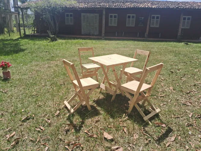 Conjunto mesa com 4 cadeiras madeira
