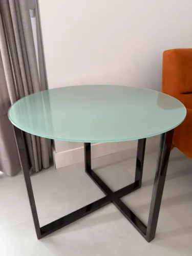 Mesa Lateral Redonda com Tampo de Vidro e Base Metálica Preta