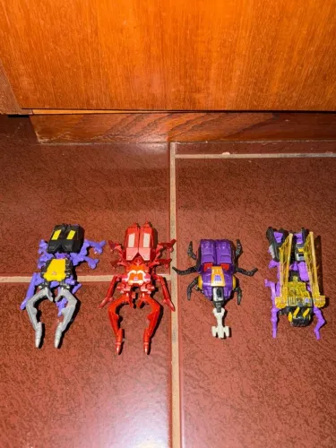 Transformers Legends Class - Skrapnel, Chop Shop, Bombshell e Kickback