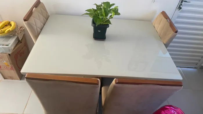 Vendo mesa em ótimo estado com tampo de vidro. Passo cartão! 