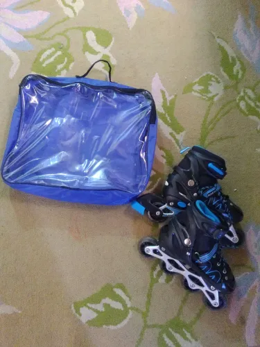 Patins azul com bolsa para transporte