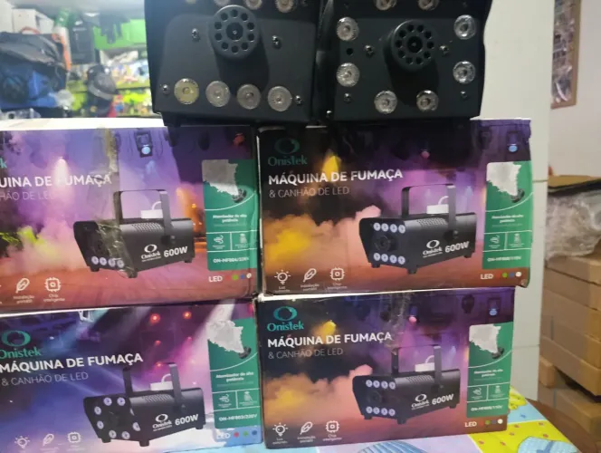 Máquina de fumaça com luzes e controle remoto 