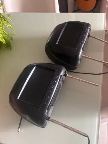 Encosto de cabeça com multimídia