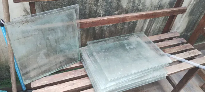 Vendo esses vidros 8 de 30 X 30 e 12 de 40 X 30 cm.
