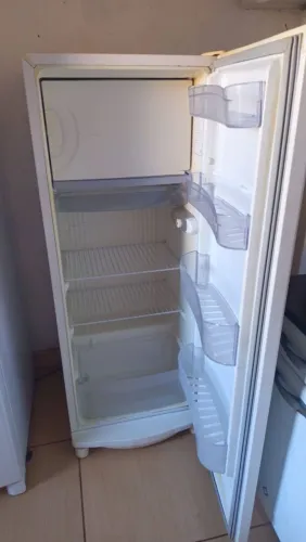 Vende-se uma geladeira