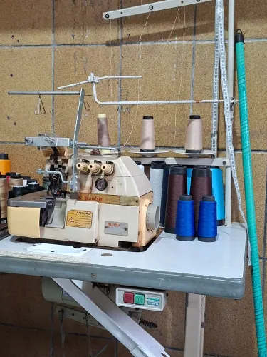 Maquina overlok industrial