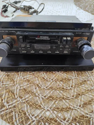 VENDO rádio toca fitas Mitsubishi RX-733