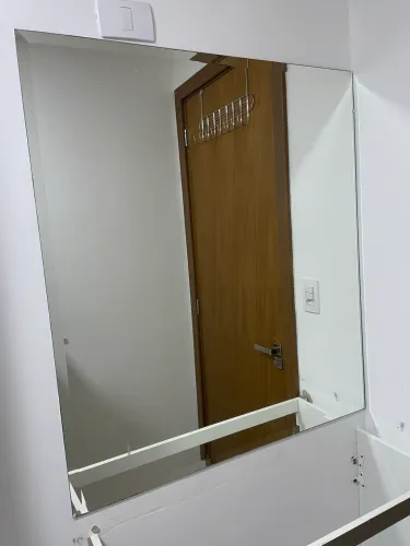 Espelho com bisotê 