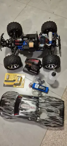 Automodelo traxxas revo 3.3
