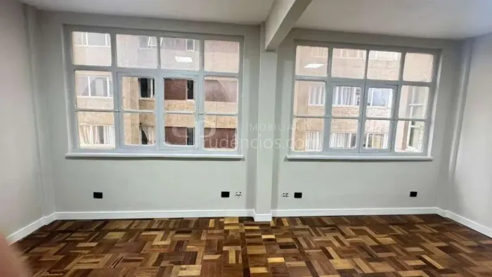 Sala comercial toda reformada a venda na Rua. Alameda Doutor Muricy, 970