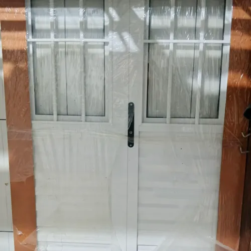 Porta de alumínio nova lacrada 1mt x 210