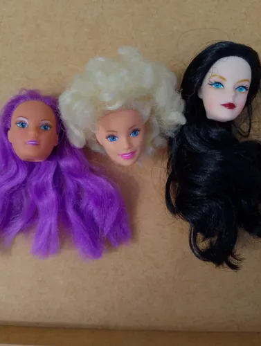 3 cabeças de boneca (Barbie, Stefi Love e genérica)