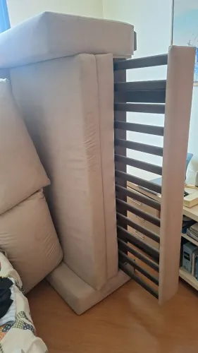 Sofá cama de casal, usado, bege, bastante confortável. Luiz *