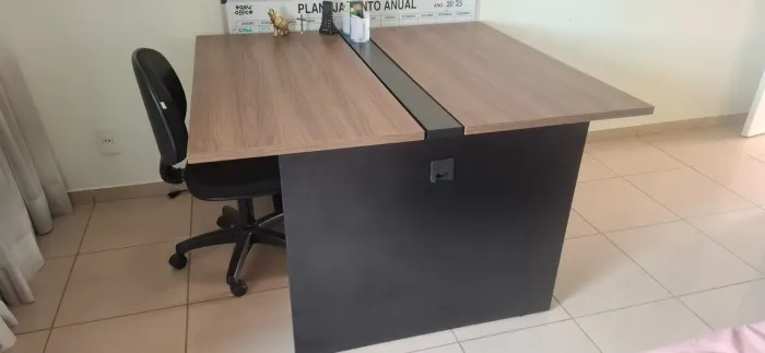 Mesa de escritório tipo ilha 2 Lugares