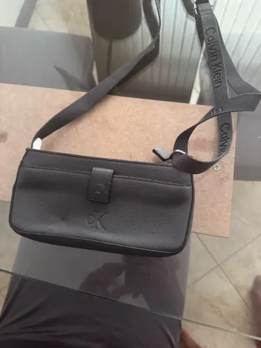 Esta é uma bolsa transversal cinza da Calvin Klein original