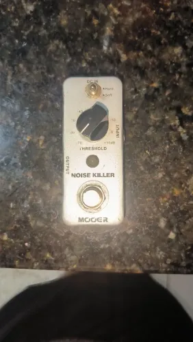 Mooer Noiss Killer, um supressor de ruídos (noise gate) compacto, popular p/guitarra s/nov
