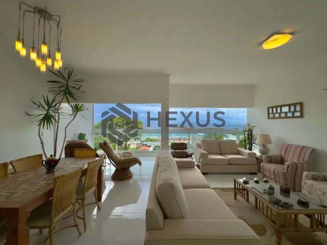 Apartamento frente mar reformado com varanda e lazer na Praia das Pitangueiras, Guaruja
