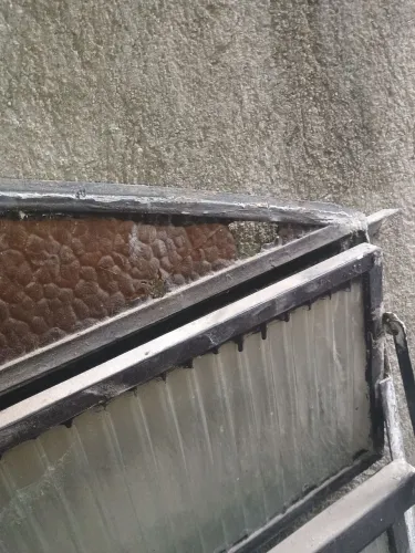 Vende janela de ferro com vidro