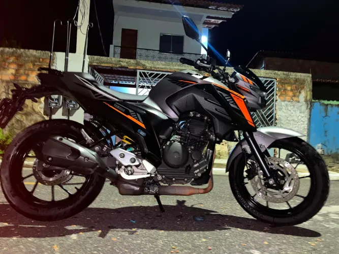 FZ25 2025, na garantia, revisões em dia e marcas de uso mostradas na foto.