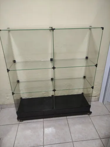 Balcão/ vitrine com rodas