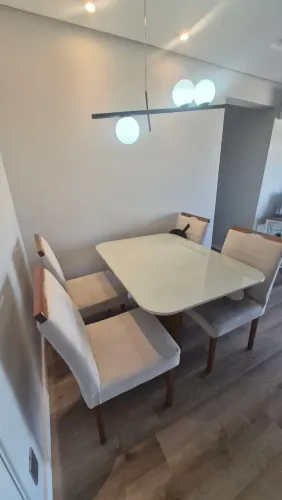 Mesa de Jantar com 4 cadeiras estofadas