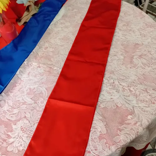 Faixa de cetim vermelha para laços em cadeira 