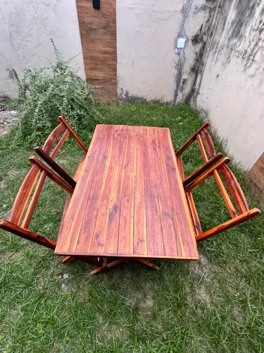 Mesa de madeira pouco usada