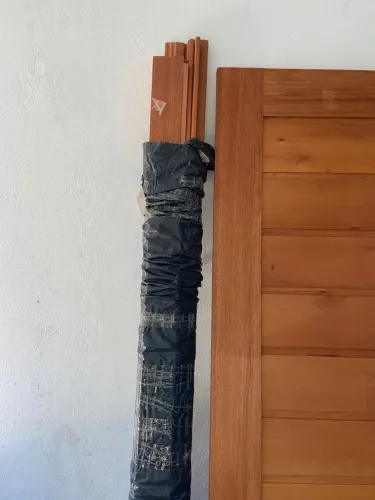 Vendo porta de madeira maciça Cedro Rosa, extremamente pesada e resistente