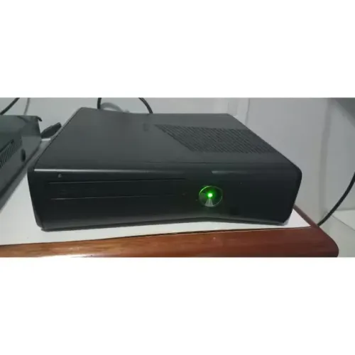 Xbox 360 Slim 4GB 1439 Bloqueado Matte Black C/Acessórios e Jogo Aleatório