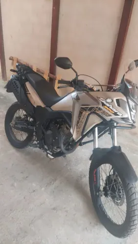 Sahara 300 Adventure moto para exigentes