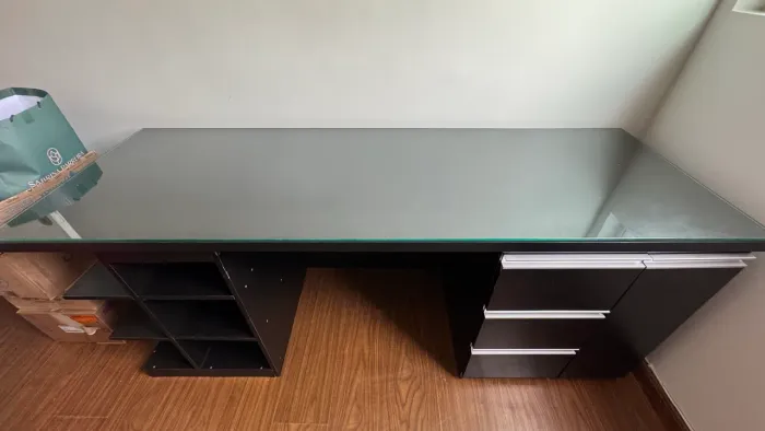 Mesa de Escritório Preta com Tampo de Vidro - Moderna e Espaçosa