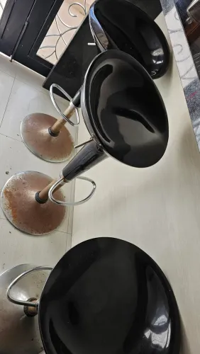 DOAÇÃO- cadeiras altas para cozinha com defeito