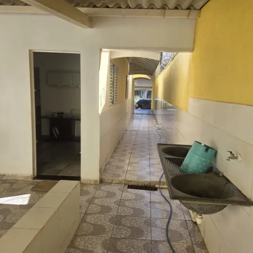 Casa para Venda em Uberlândia, Jardim das Palmeiras, 3 dormitórios, 1 banheiro, 2 vagas