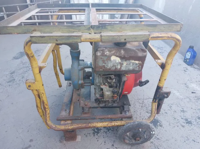 Motor a diesel com bomba d'água acoplada
