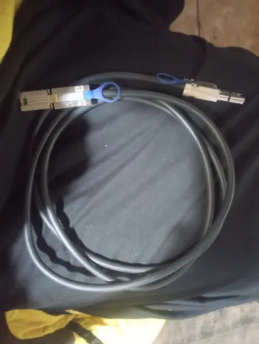 cabo Mini-SAS Externo (SFF-8088 / SFF-8644) ou a um cabo de empilhamento / DAC (Direct