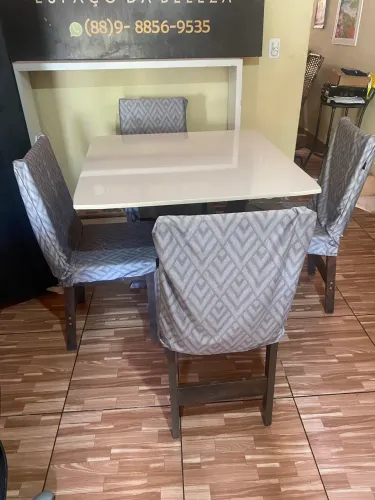 Mesa de madeira com 4 cadeiras pouco dias de uso nova.