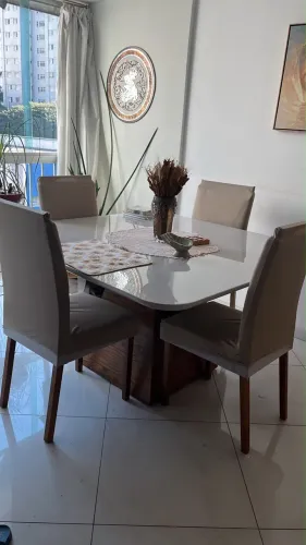 Mesa com 6 cadeiras e tampo de vidro