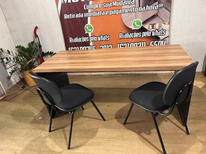 Mesa para escritório com duas cadeiras bom estado ((ENTREGO GRATIS))